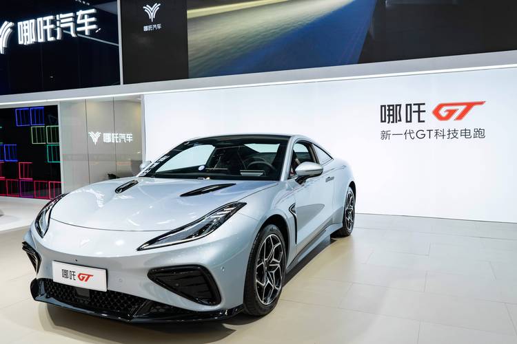 重庆3哪吒汽车在智能汽车领域的表现，领途汽车在新能源汽车市场中的影响力